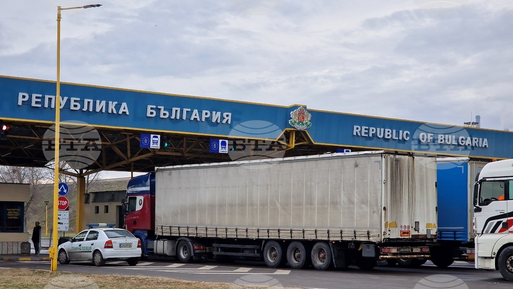 Интензивен е трафикът на изход за товарни автомобили на граничните пунктове Кардам и Капитан Андреево Интензивен е трафикът на изход за товарни автомобили на граничните пунктове Кардам и Капитан Андреево