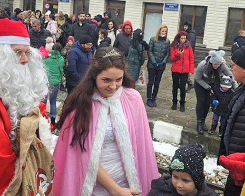 Дядо Коледа пристигна в Добринище с теснолинейката