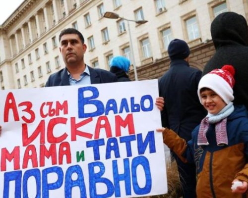 БАЩИ ПОД ПРОЗОРЦИТЕ НА ВЛАСТТА: Мъжете настояват за споделено родителство при раздяла!