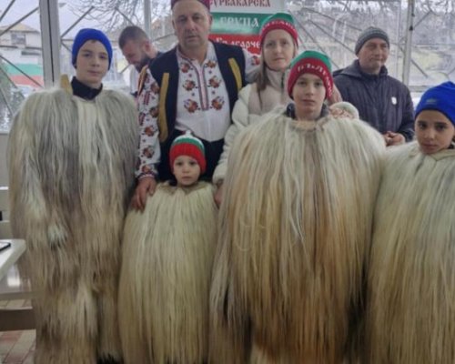 Коледари орисаха за здраве местните в с. Българчево