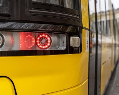 СРЕДНОЩНА АКЦИЯ: Измъкнаха закъсал автобус с 50 пътници от снега