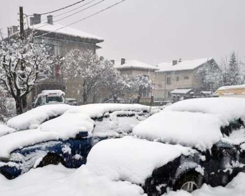 Без ток, аварии и снежен капан на места в страната (ОБЗОР)
