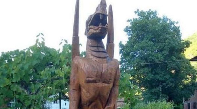 Село Пирин привлича туристи с дървени статуи