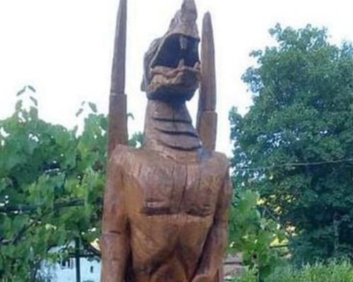Село Пирин привлича туристи с дървени статуи