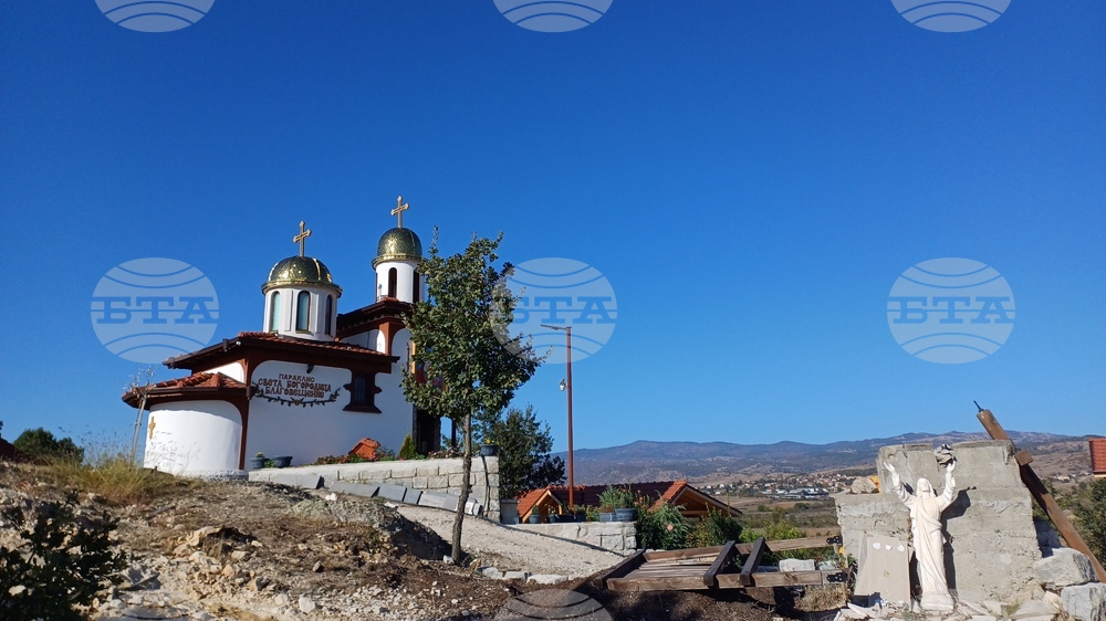 Новоизграденият параклис Света Богородица край село Рупите привлича все повече посетители Новоизграденият параклис Света Богородица край село Рупите привлича все повече посетители