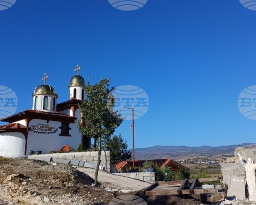 Новоизграденият параклис Света Богородица край село Рупите привлича все повече посетители