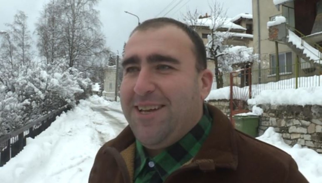 Млада мечка посети ловец в дома му Млада мечка посети ловец в дома му