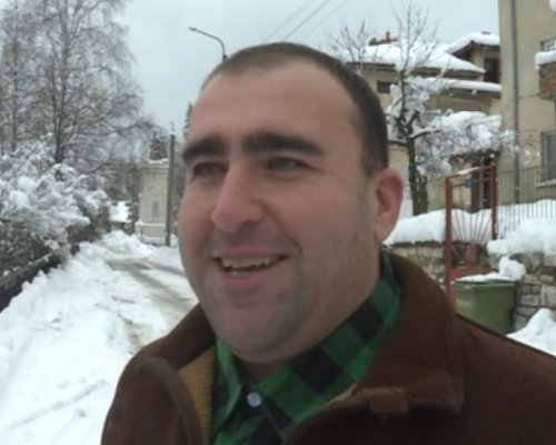 Млада мечка посети ловец в дома му