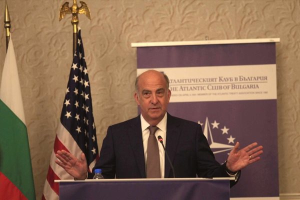 Кенет Мертен поздрави България за Новата година Кенет Мертен поздрави България за Новата година