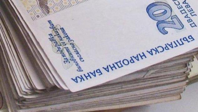 Минималната работна заплата става 1077 лв Минималната работна заплата става 1077 лв