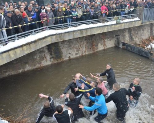 Хвърлят кръста на Богоявление в Гоце Делчев
