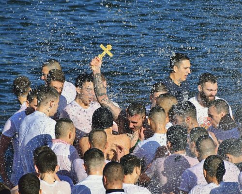 Хвърлят кръста за здраве на Богоявление в Сандански