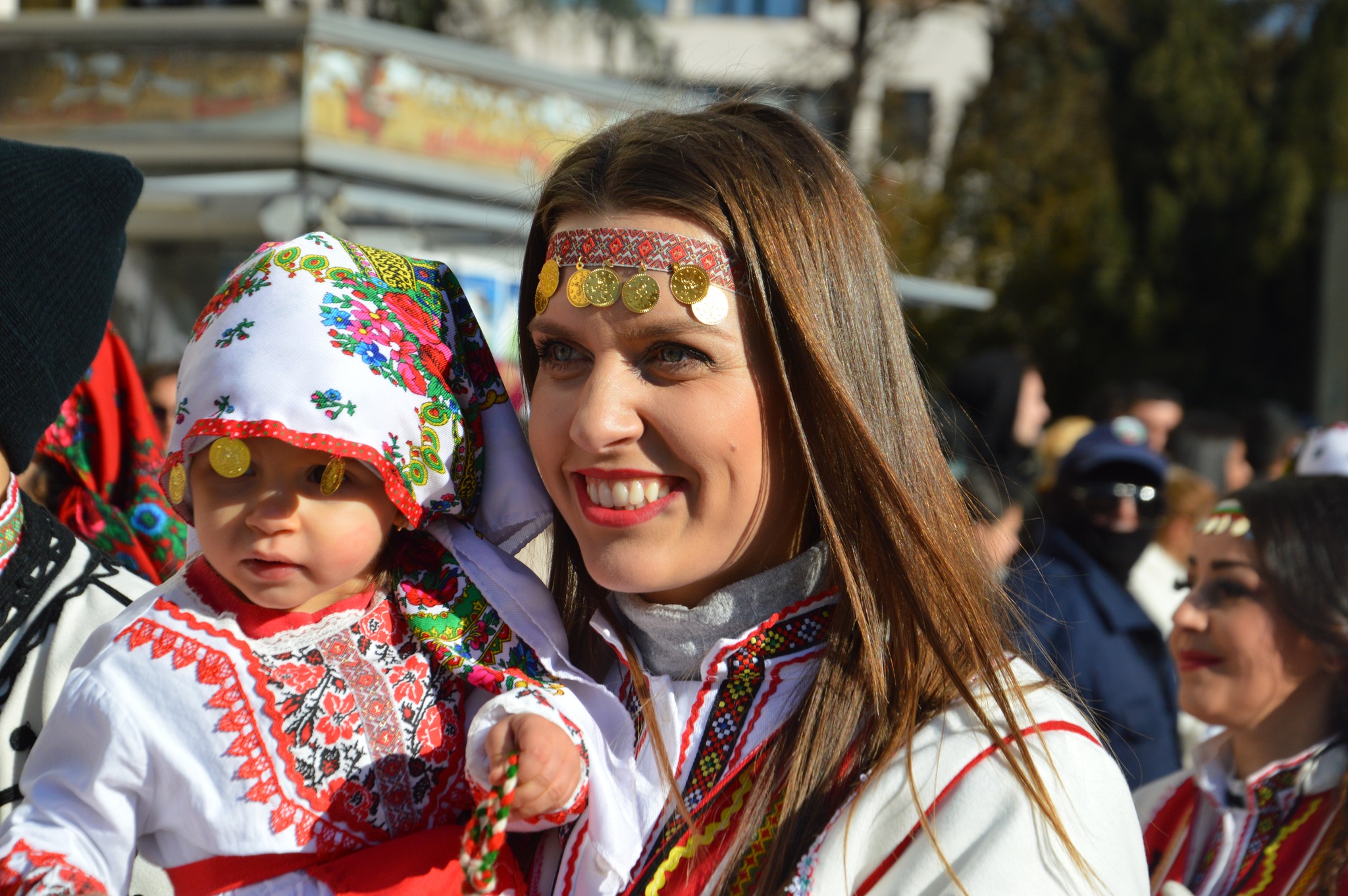 Със звън на чанове и атрактивни костюми хиляди сурвакари гониха злите сили в Благоевград на традиционния Кукерски фестивал /Снимки/ Със звън на чанове и атрактивни костюми хиляди сурвакари гониха злите сили в Благоевград на традиционния Кукерски фестивал /Снимки/