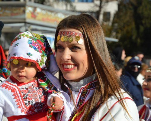 Със звън на чанове и атрактивни костюми хиляди сурвакари гониха злите сили в Благоевград на традиционния Кукерски фестивал /Снимки/