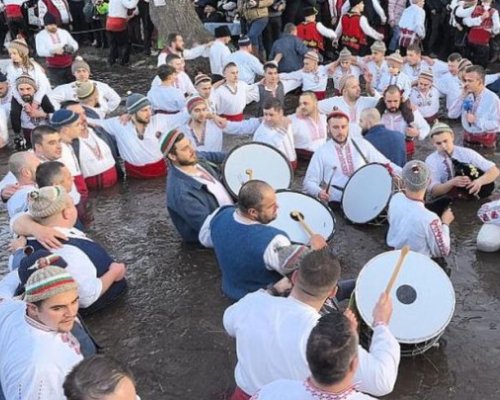 Мъжко хоро се изви в ледените води на река Тунджа