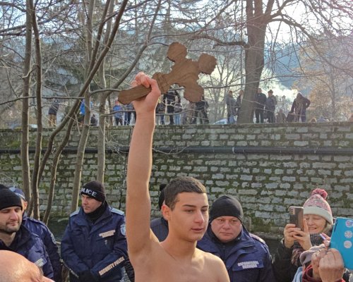 15- годишният Деян Вълев спаси Богоявленския кръст в Благоевград