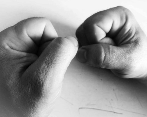 За 35 лв.: Непълнолетен и 83-годишен дядо пребиха мъж в с. Горна Крушица