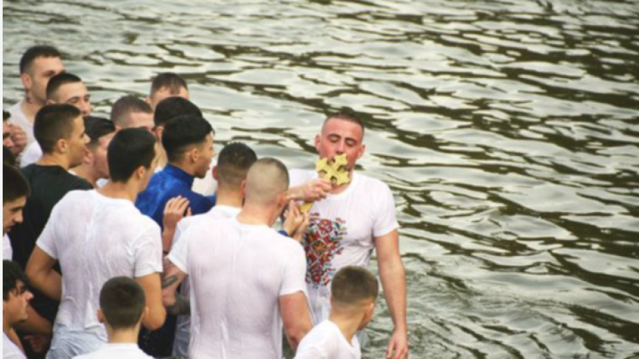 Асен Цеков извади кръста в Сандански за втора поредна година Асен Цеков извади кръста в Сандански за втора поредна година
