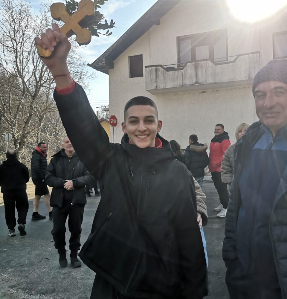 Деветокласник спаси Богоявленския кръст в Белица Деветокласник спаси Богоявленския кръст в Белица