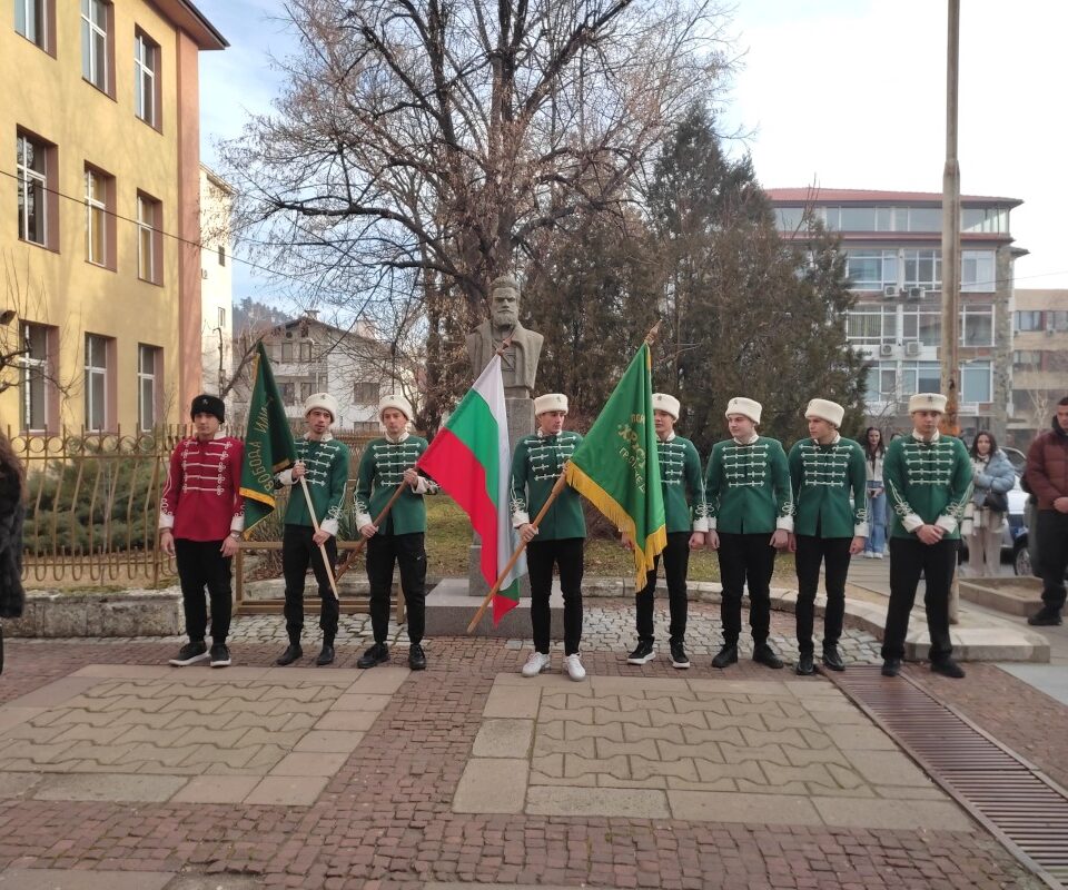 Гимназия Христо Ботев в Дупница чества 177 години от рождението на патрона си Гимназия Христо Ботев в Дупница чества 177 години от рождението на патрона си