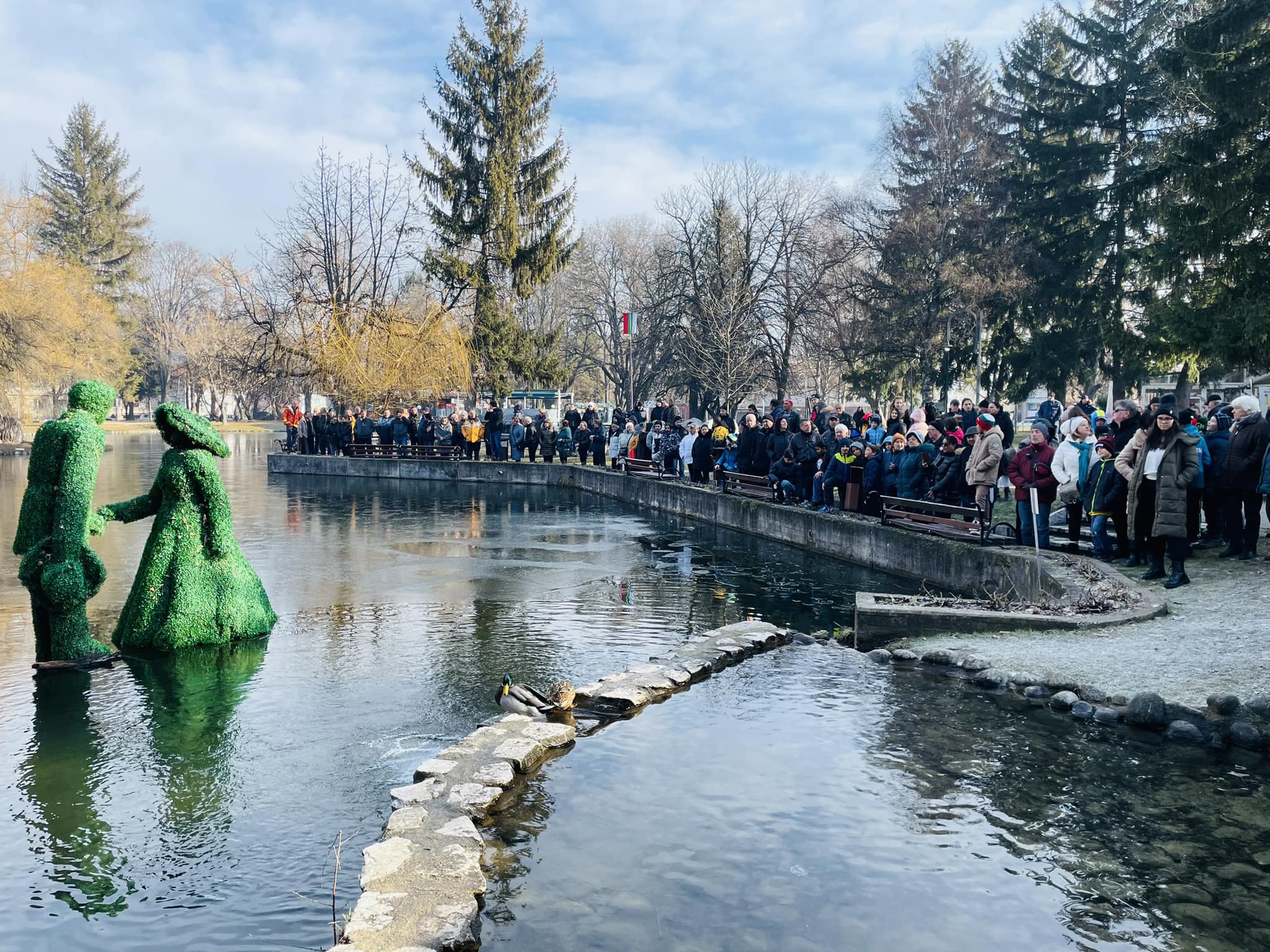 Богоявление е! Десетки мъже участваха в ритуалите по спасяване на Богоявленския кръст в Разложко Богоявление е! Десетки мъже участваха в ритуалите по спасяване на Богоявленския кръст в Разложко