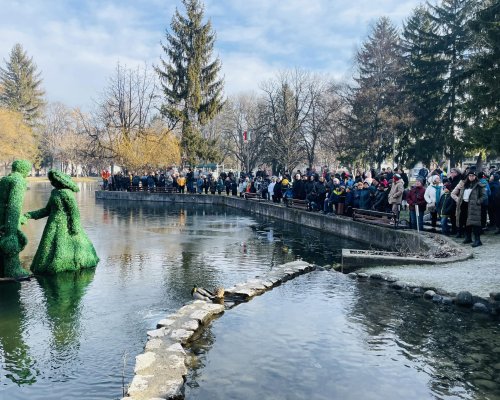 Богоявление е! Десетки мъже участваха в ритуалите по спасяване на Богоявленския кръст в Разложко