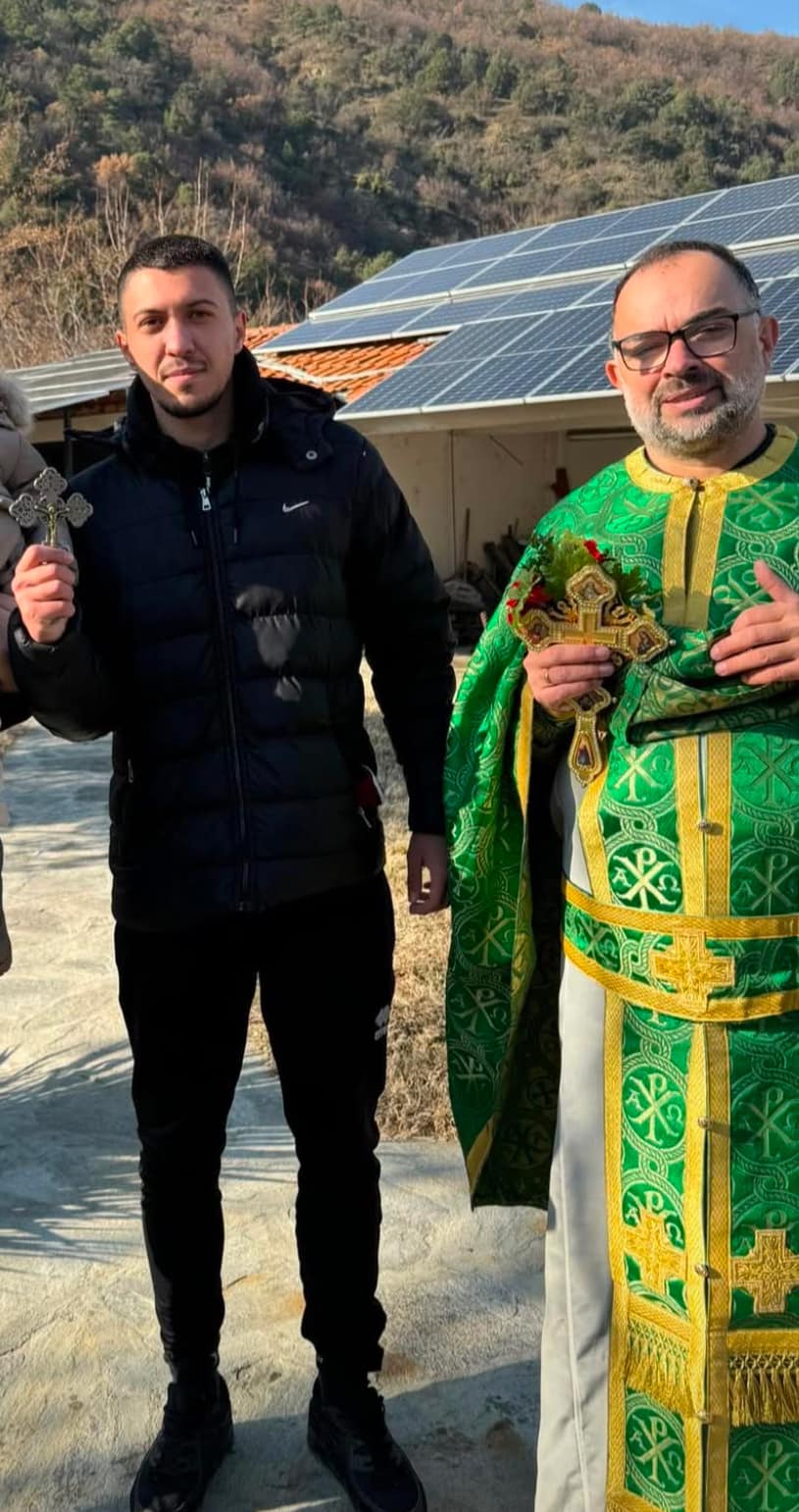 Йордан Костов извади Богоявленския кръст в Кресна Йордан Костов извади Богоявленския кръст в Кресна