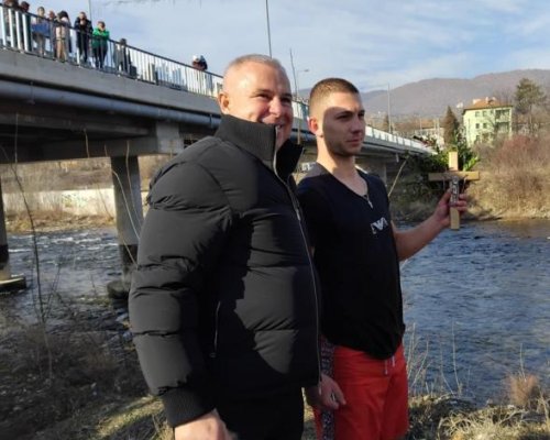 21-годишният Спас Спасов извади Богоявленския кръст от водите на река Струма при Симитли