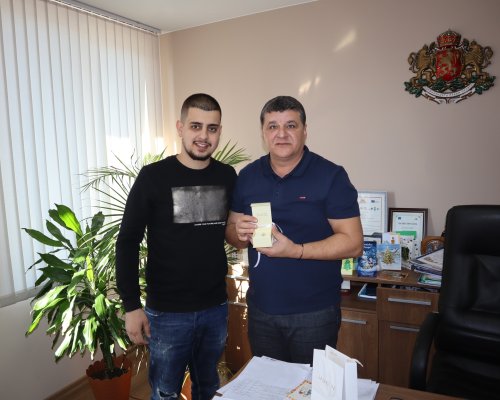 Златни кръстчета за мъжете уловили кръста в община Струмяни