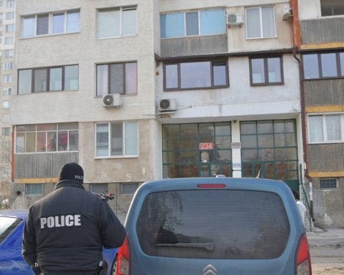 Екшън в Югозапада: Беглец от психиатрия се катери 3 етажа, за да се скрие в жилището на майка си