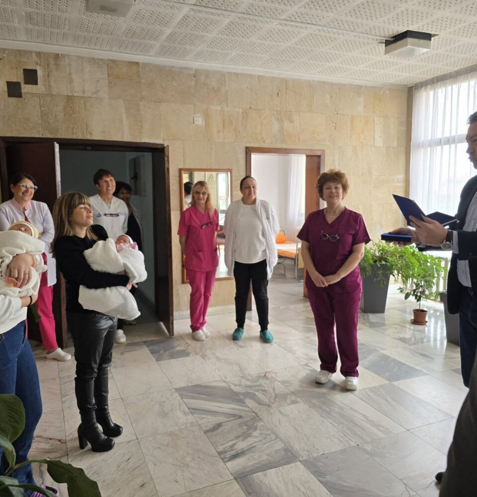Плакети БЕБЕ НА ГОДИНАТА за първите две новородени в Петрич