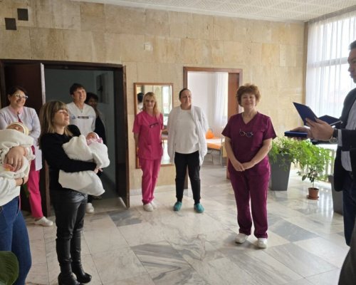 Плакети БЕБЕ НА ГОДИНАТА за първите две новородени в Петрич
