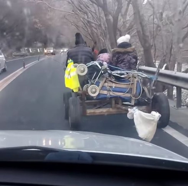 Опасно! Каруца в се движи в Креснеското дефиле, вози и дете СНИМКИ