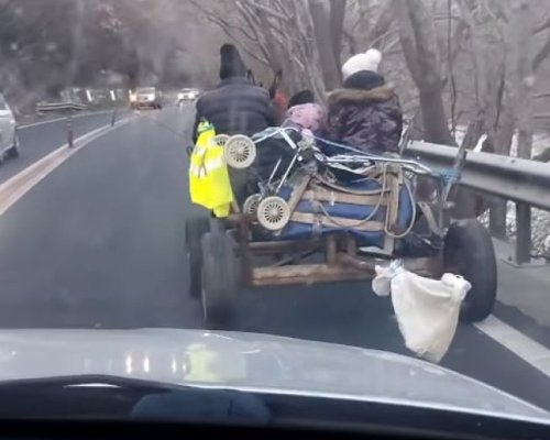 Опасно! Каруца в се движи в Креснеското дефиле, вози и дете СНИМКИ