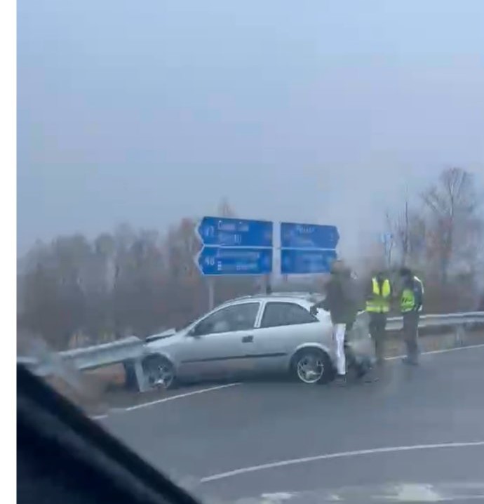 Опел Астра самокатастрофира край Банско