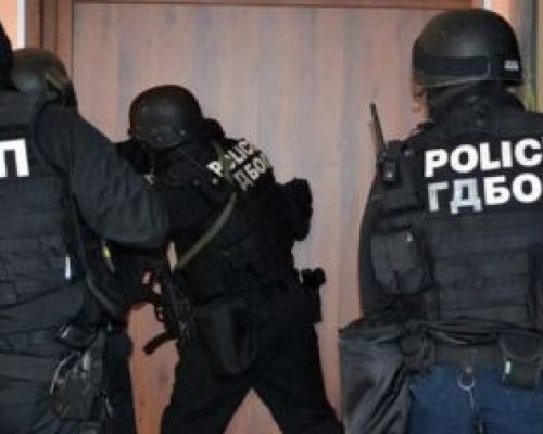 Акция: Въоръжени полицаи с качулки щурмуваха адрес в Благоевград
