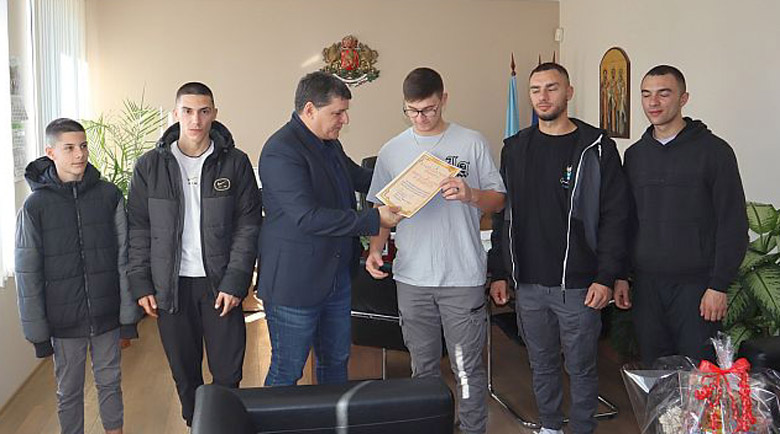 Благороден жест: Дариха парите от богоявленския кръст за лечението на Ники от с. Микрево