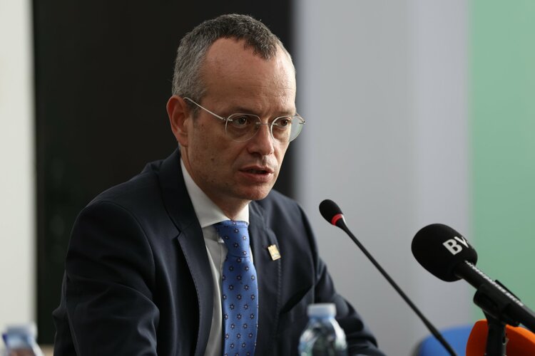 Кметът Байкушев категорично против намаляване на паралелките в училищата в Благоевград, иска спешна среща с министъра