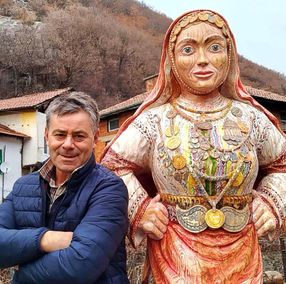 Впечатляваща двуметрова скулптура краси центъра на санданско село (СНИМКА) Впечатляваща двуметрова скулптура краси центъра на санданско село (СНИМКА)