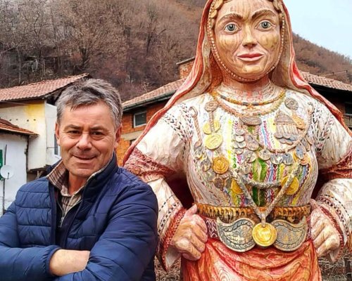 Впечатляваща двуметрова скулптура краси центъра на санданско село (СНИМКА)