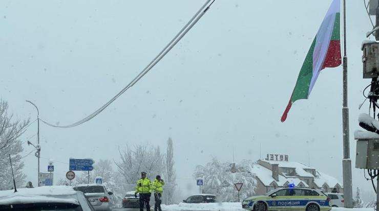 Кукери задръстиха пътя Банско-Благоевград
