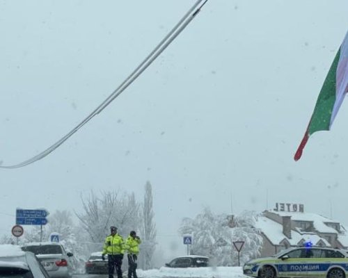Кукери задръстиха пътя Банско-Благоевград