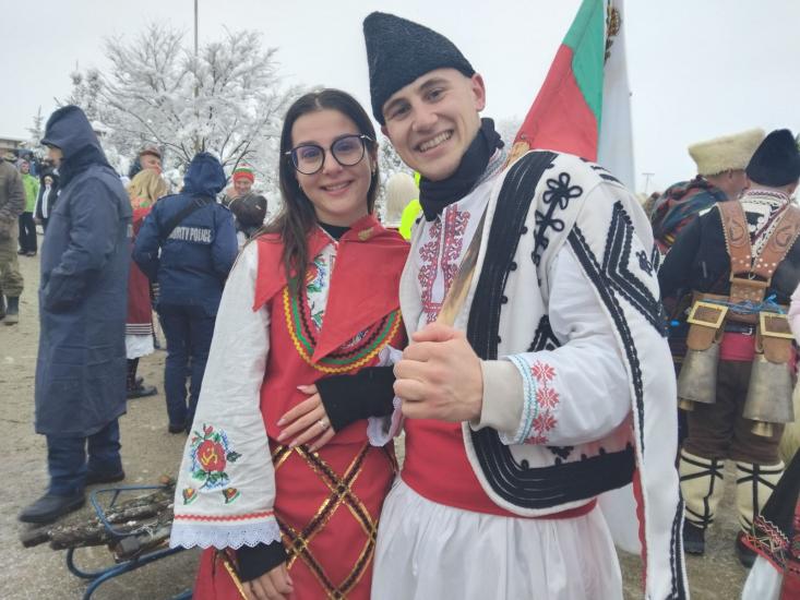 Предложение за брак на фестивала в Симитли! Радослав от Гърмен падна на колене пред Ивона от Полена Предложение за брак на фестивала в Симитли! Радослав от Гърмен падна на колене пред Ивона от Полена