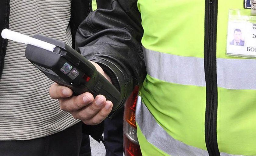 Пиян шофьор на автобус удари 3 паркирани коли