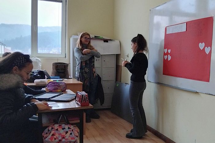 Ученици от Якоруда изработиха специални табла за Деня на думата благодаря