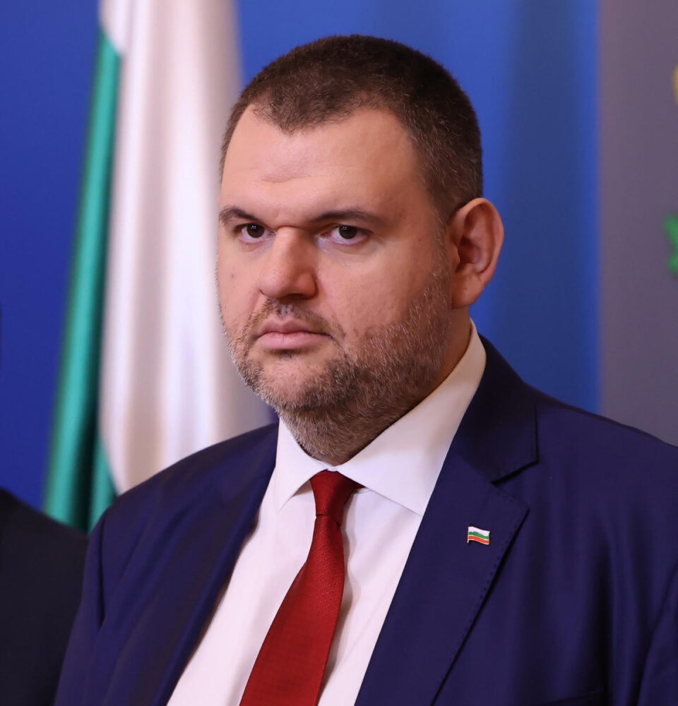 Делян Пеевски: България не може да бъде заложник на алчни деребеи и ДС-призраци! Само избори могат да дадат истинско ново начало на страната ни Делян Пеевски: България не може да бъде заложник на алчни деребеи и ДС-призраци! Само избори могат да дадат истинско ново начало на страната ни
