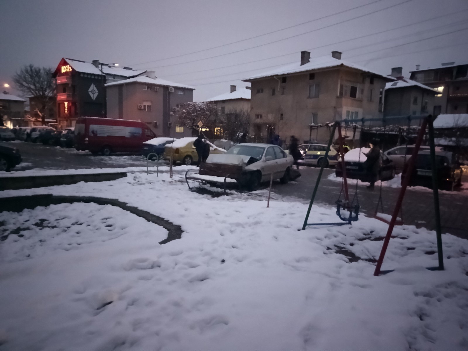 Пияна шофьорка се заби в детска площадка в кв. Грамада Пияна шофьорка се заби в детска площадка в кв. Грамада