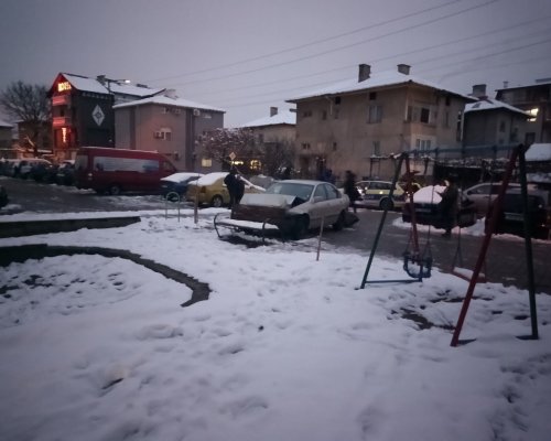Пияна шофьорка се заби в детска площадка в кв. Грамада