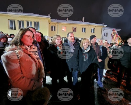 Председателят на парламента Наталия Киселова бе гост на обичая Сурва в Пернишко