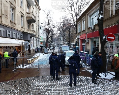 Протестиращи са се събрали пред сградата на Висшия съдебен съвет, като се обявяват срещу кандидатурата на Борислав Сарафов за главен прокурор